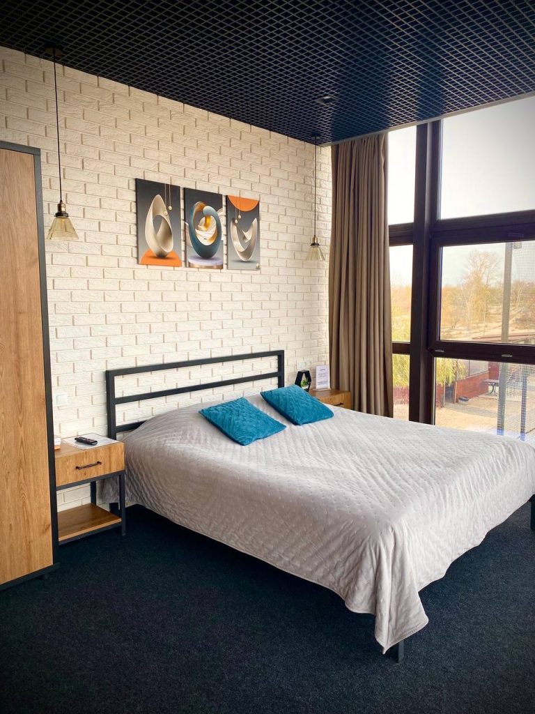 Номер в скляній будівлі (С3)