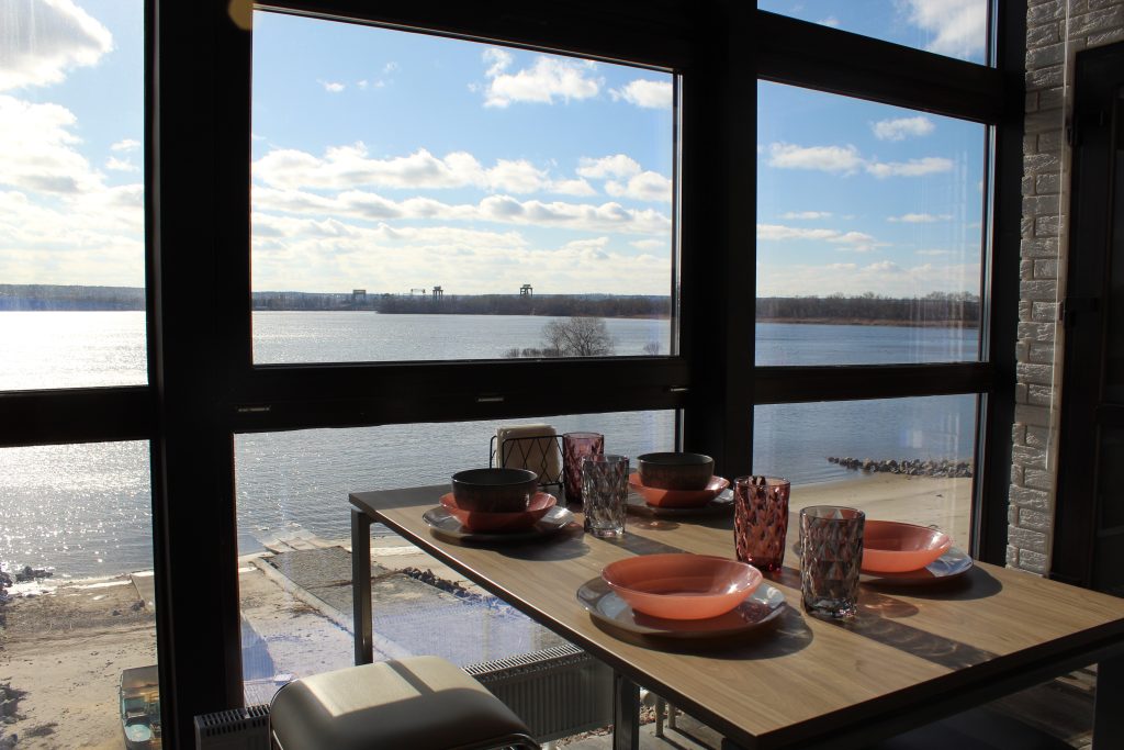 Номер в скляній будівлі (С1)